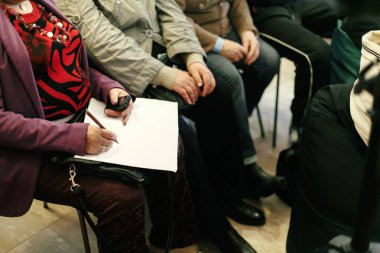 Notlar tutarak insanların elleri 