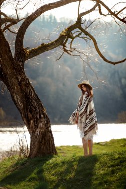  kadın hipster giyen şapka 