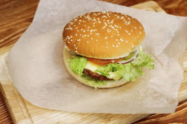 çizburger veya hamburger salata ile servis 