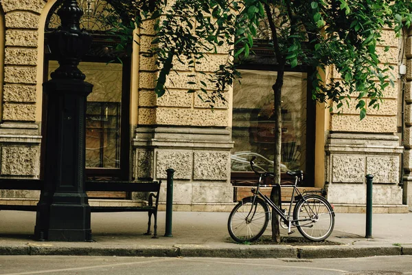 Stijlvolle geparkeerde fiets in Budapest city — Stockfoto