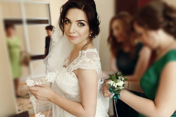 Družičky pomáhají bruneta nevěsta — Stock fotografie