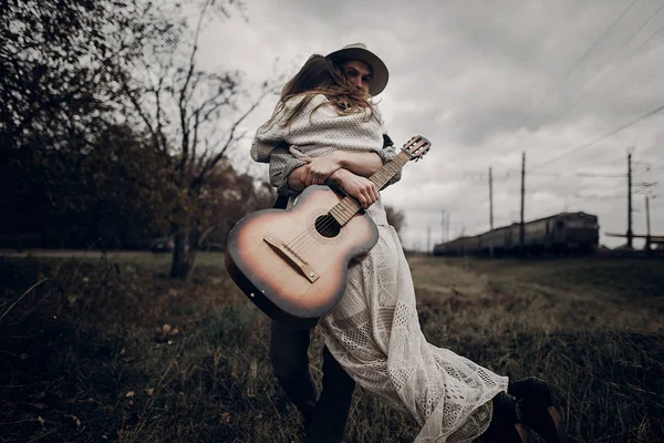 Casal hipster indie romântico — Fotografia de Stock