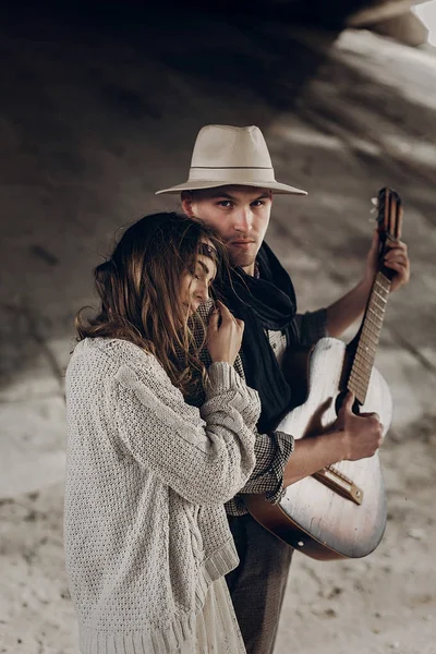 Guapo vaquero hombre con mujer — Foto de Stock