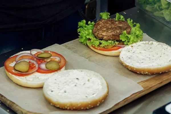 Proceso de hacer hamburguesa . —  Fotos de Stock