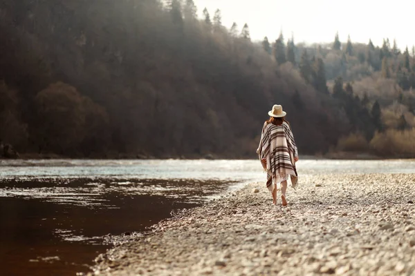 Mujer hipster caminando en la playa del río — Foto de Stock