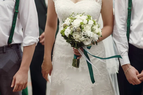 Mariée tenant bouquet de mariage élégant — Photo