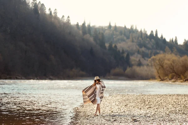 Mujer hipster caminando en la playa del río — Foto de Stock