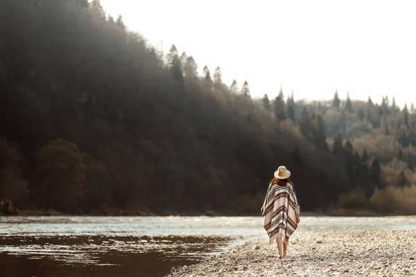 Mujer hipster caminando en la playa del río — Foto de Stock