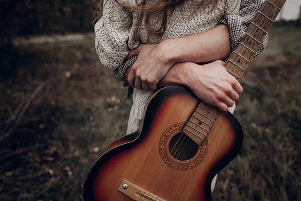 Człowiek z gitara tulenie Cyganki — Zdjęcie stockowe