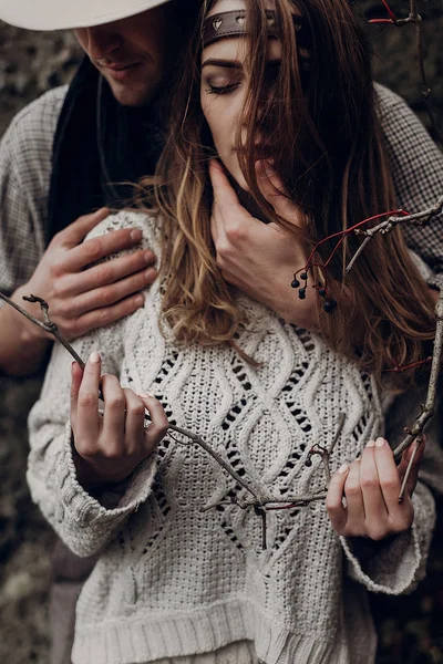 Stijlvolle hipster paar knuffelen — Stockfoto