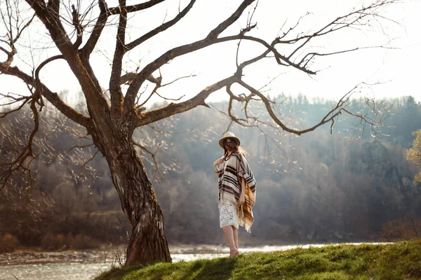  kadın hipster giyen şapka 