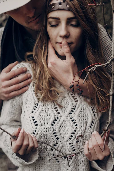 Elegante pareja hipster abrazos — Foto de Stock