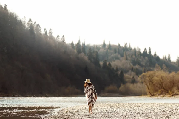 Mujer hipster caminando en la playa del río — Foto de Stock