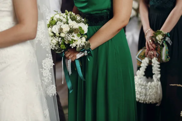 Damigella d'onore in piedi bouquet da sposa — Foto Stock