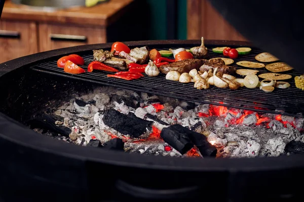 Verduras jugosas y parrilla de carne —  Fotos de Stock