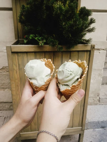 Pareja sosteniendo helado de pistacho —  Fotos de Stock