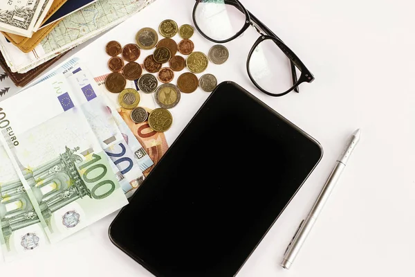 Geld, tablet, pen en papier — Stockfoto