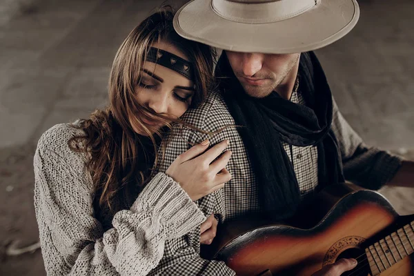 Morena hipster menina com cowboy — Fotografia de Stock