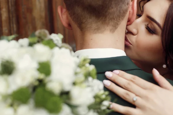 Retrato de una hermosa pareja de recién casados —  Fotos de Stock