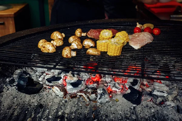 Verdure e grigliate di carne — Foto Stock