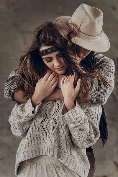 Forte cowboyhugging bela morena — Fotografia de Stock