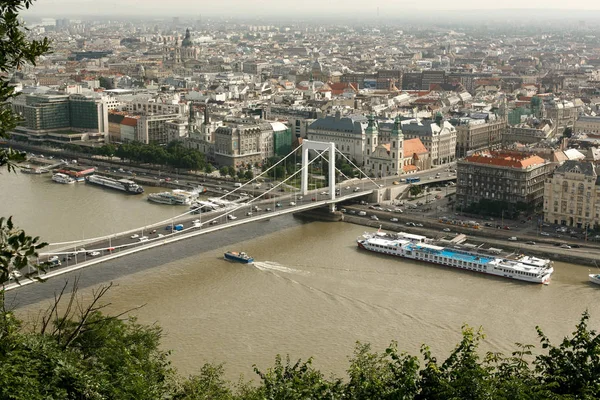 Atemberaubende Aussicht auf Stadtbild und Fluss — Stockfoto