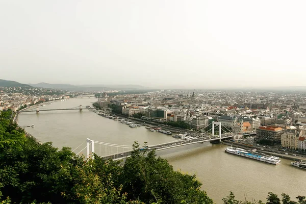 Vista incrível em paisagem urbana e rio — Fotografia de Stock