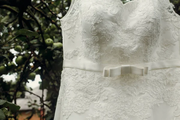 Lukking av elegant hvit brudekjole – stockfoto