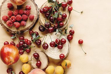 Ahşap arka plan üzerinde lezzetli meyve