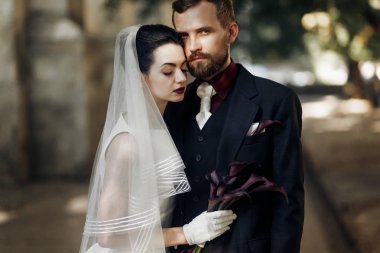Gelin ve şık yakışıklı damat 