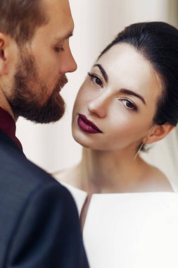  Gelin yavaşça ve şık damat