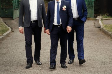 şık damat ve sağdıç yürüyüş 