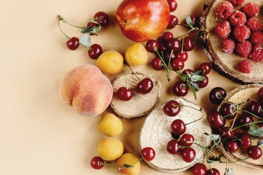 Ahşap arka plan üzerinde lezzetli meyve