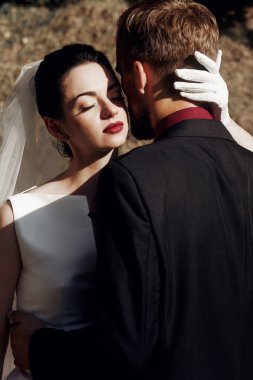 muhteşem gelin sarılma şık damat