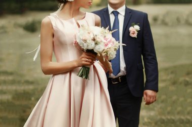 Gelin düğün buketi tutuyor. 