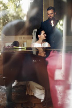 muhteşem gelin fortepiano oynarken