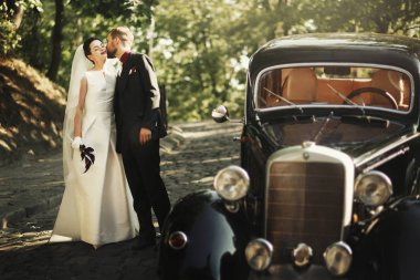 damat yavaşça muhteşem gelin öpüşme