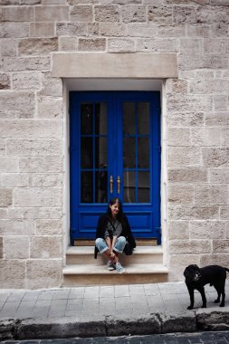 güzel esmer kız köpekle