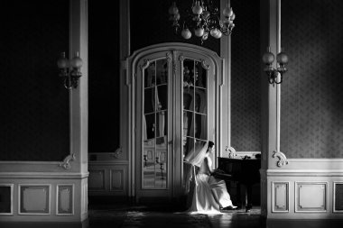 muhteşem gelin fortepiano oynarken