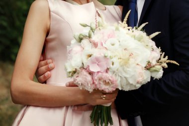 Gelin ve damat sarılıyor.