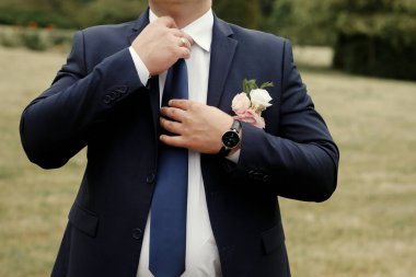 pembe Gül damat takım elbise üzerinde yaka çiçeği