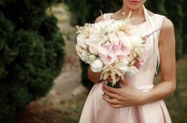 Gelin düğün buketi tutuyor. 