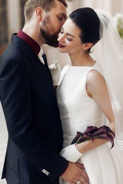 Yavaşça öpüşme muhteşem gelin damat