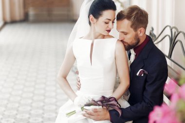 damat hafifçe omuz gelin öpüşme