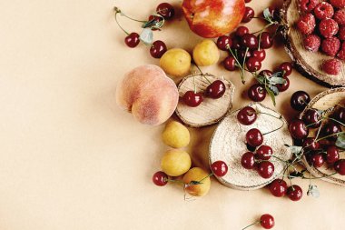 Ahşap arka plan üzerinde lezzetli meyve