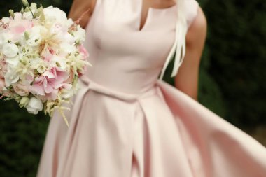 Gelin düğün buketi tutuyor. 