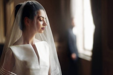  Yavaşça peçe altında seyir gelin