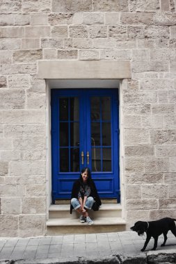 güzel esmer kız köpekle