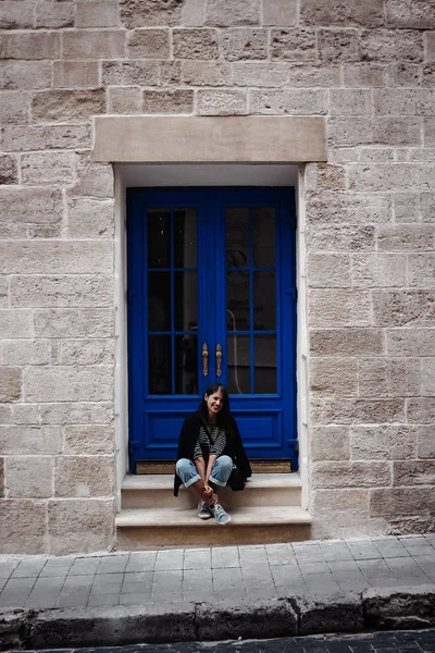 oturma ve gülümseyen güzel esmer kız 