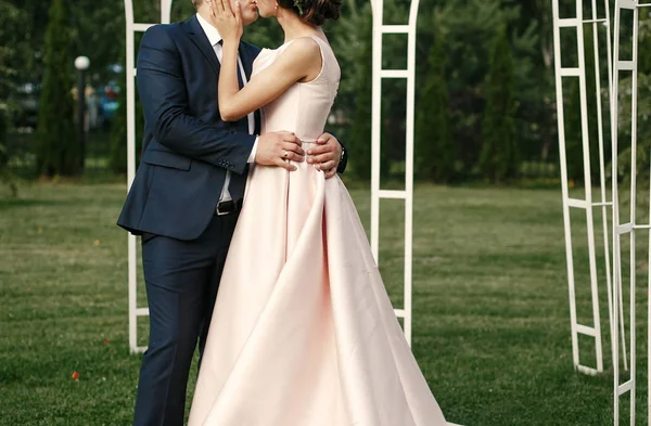 Noiva e noivo abraçando e beijando — Fotografia de Stock